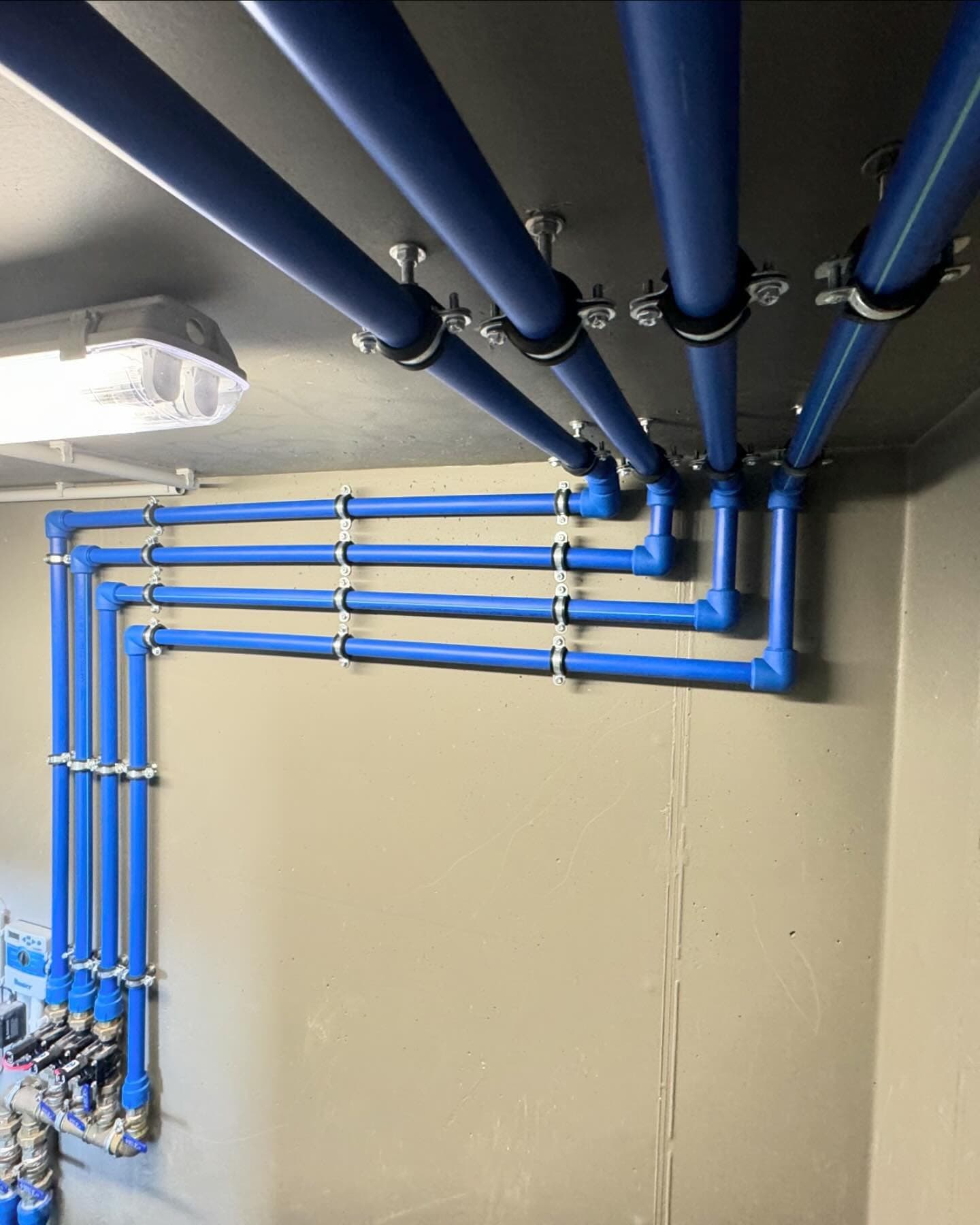 Rede de abastecimento de águas em tubagem PPR azul, com traçado organizado e coletores — obra da Paulo Sá